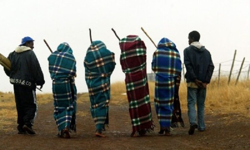 25 wa vana va ponisiwile eka xikolo xo yimbisa lexi nga riki enawini